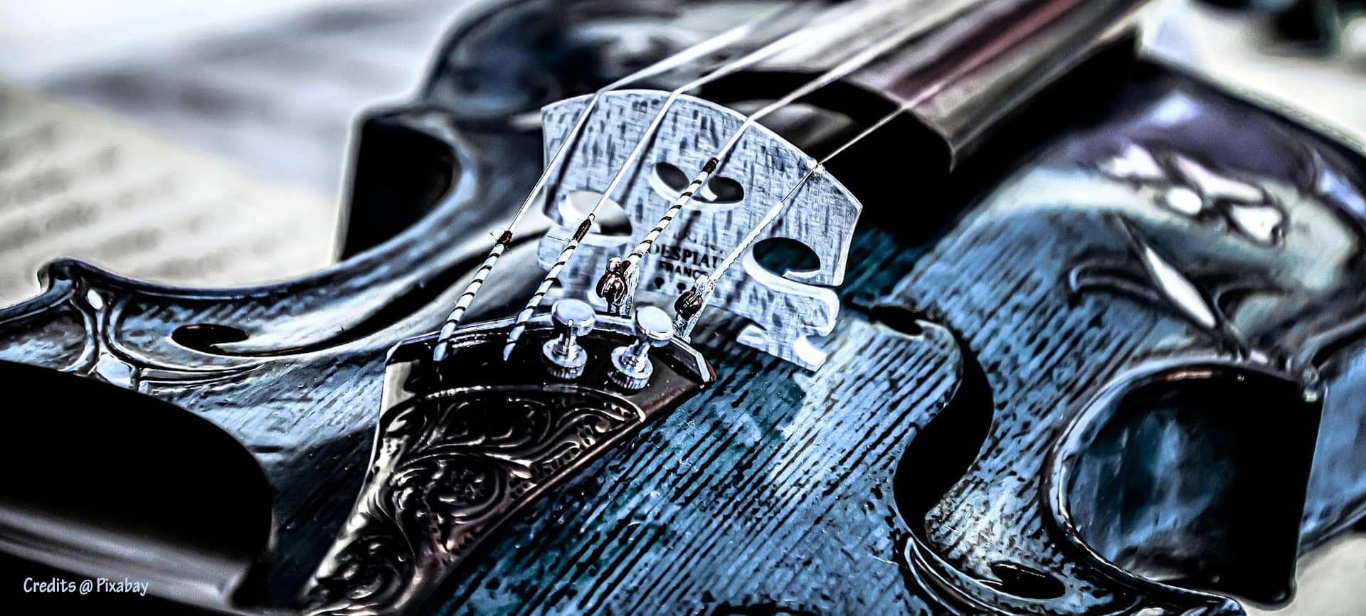 Gros plan sur un violon avec cordes en scordatura, pour illustrer cette technique d’accordage décalée.