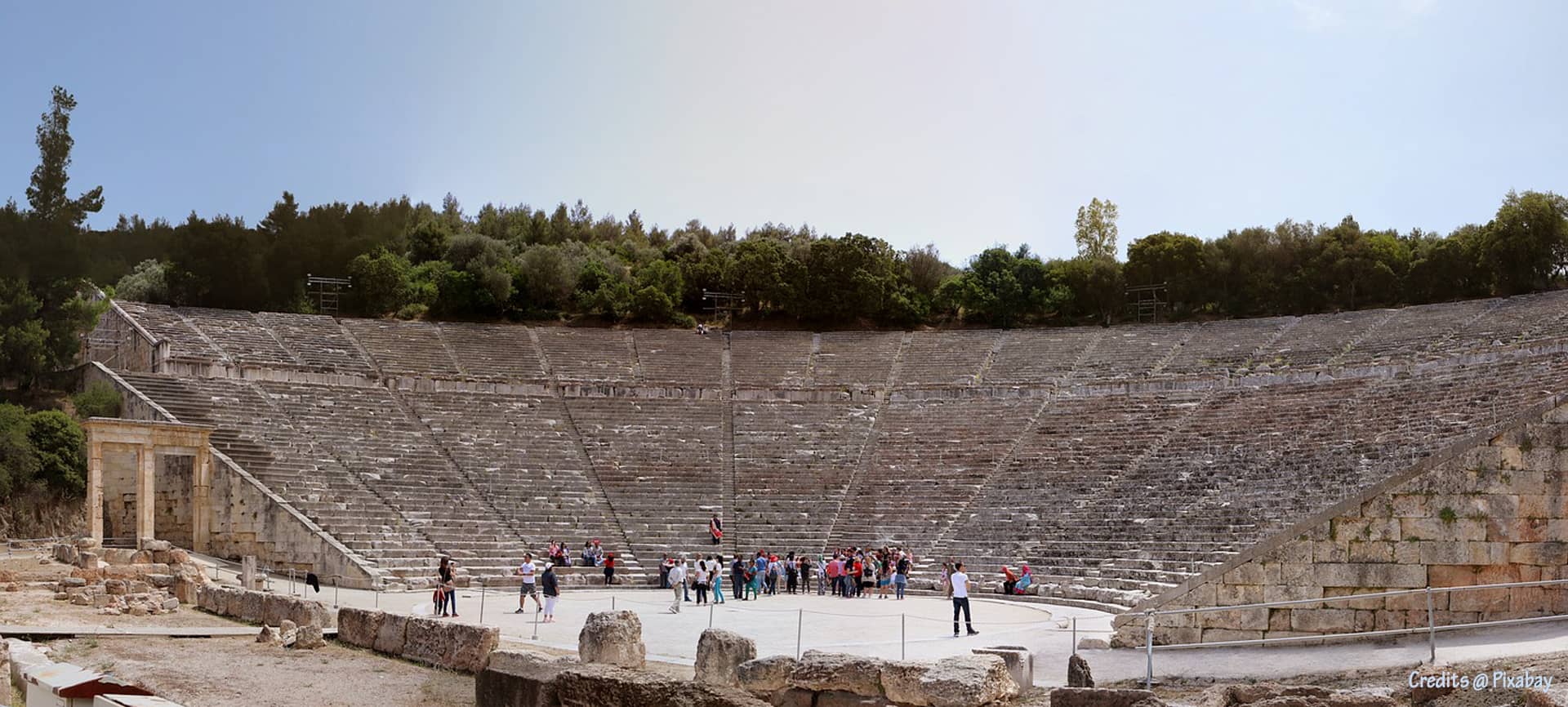 Illustration montrant différentes configurations acoustiques dans une salle de concert, pour comprendre l’impact sur la musique.