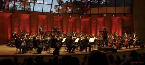 Illustration d’un orchestre symphonique en pleine action, symbole de la grandeur de la symphonie classique.