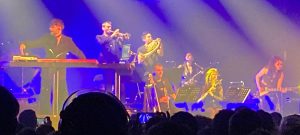 Worakls sur scène entouré de musiciens classiques lors d’un concert électro symphonique